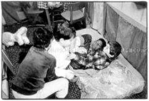 Ausländische Jungen spielen auf einer Matratze (Altersgruppe 18-21)