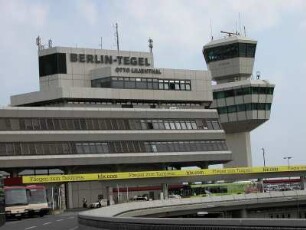 Berlin - Flughafen Tegel : Tower und Abflughalle, aufgenommen 2004 am Flughafen Tegel in Berlin