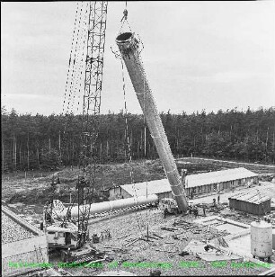 Aufstellen und Montage des Kamins der Wiederaufarbeitungsanlage Karlsruhe (WAK)