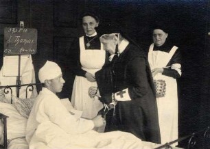 Erster Weltkrieg - Lazarett III Gewerbeschule Karlsruhe. Patient mit Großherzogin