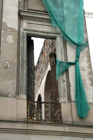 Dresden-Altstadt, Schießgasse. Fenster an der Hauptfassade der Ruine des Kurländer Palais während des Wiederaufbaus