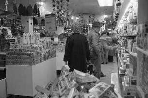 Ausstellung der Verbraucherberatung Karlsruhe "Spiele - Spielzeug - Bücher" im Hinblick auf den Weihnachtseinkauf in ihren Räumlichkeiten in der Südlichen Hildapromenade 2