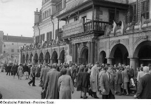 Menschenansammlung vor dem Alten Rathaus (Ausländertreffpunkt)