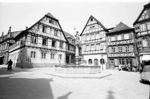Bretten: Brunnenfigur und Gasthof Krone