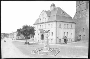 Dommitzsch. Rathaus mit Kriegerdenkmal