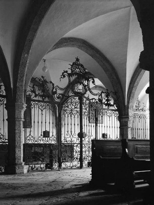 Kircheninneres mit schmiedeeisernem Gitter (vielleicht im Raum Schattwald)