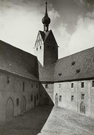 Schloss Rochsburg, Wirtschaftshof mit Pulverturm