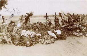 Postkartenalbum mit Motiven von Karlsruhe. "Die Gräber der beim Fliegerangriff am 15. Juni 1915 in Karlsruhe Verunglückten"