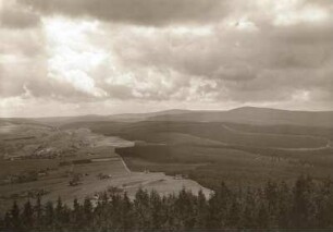 Erzgebirge. Blick vom Bärenstein zum Fichtelberg (rechts) und Keilberg (Mitte). Links das Sehmatal mit Ort Bärenstein und Weipert