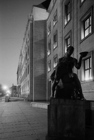 Dresden. Bacchus auf Esel reitend von Georg Wrba (1910) am neuen Platz (früher am ehem. Eingang zum Ratskeller, Kreuzstraße, jetzt wieder dort aufgestellt)
