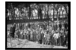 Arbeitseinsatz : 1. Weltkrieg, Galizien oder Rumänien. Gruppenbild mit Soldaten, Männern, Frauen und Kindern mit Schaufeln, die wohl unter der Anleitung der Soldaten arbeiten, 1918