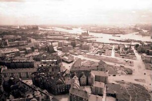Hamburg: Blick von der Michaeliskirche auf Hafen, Westteil