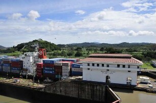 Miraflores-Kanalschleuse mit dem Gebäude der Steuerzentrale : Am 80 km langen Panama-Kanal vom Atlantik zum Pazifik können Besucher in der Miraflores-Schleuse die Durchfahrt großer Containerschiffe beobachten. Aufgenommen am 15. September 2011