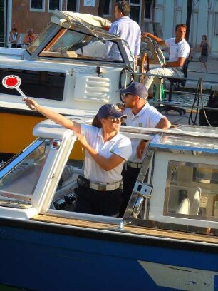 Venedig - Polizistin regelt den Schiffsverkehr