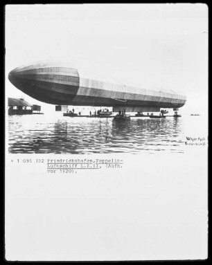 Das Zeppelin-Luftschiff L. Z. II. auf dem Bodensee bei Friedrichshafen