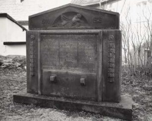 Gedenkstein mit Namenstafel für im 1. Weltkrieg gefallene Lauensteiner : Gedenkstein mit Namenstafel für im 1. Weltkrieg gefallene Lauensteiner. Sandstein (nach 1918). Lauenstein, an der Kirche