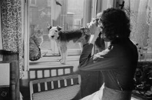 Renate Rössing fotografiert ihre Tiere am Fenster