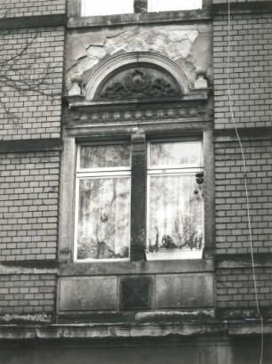 Dresden-Pieschen, Trachenberger Straße 66. Wohnhaus mit Laden (um 1895). Obergeschoßfenster