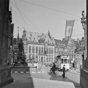 Der Schütting in Bremen, Haus der Kaufmannsgilde, mit Hakenkreuzfahne