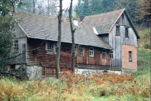Seitenansicht der stillgelegten Mühle am Ortseingang Richtung Heubach; an dieser Seite müssen Mühlgraben und -rad gewesen sein