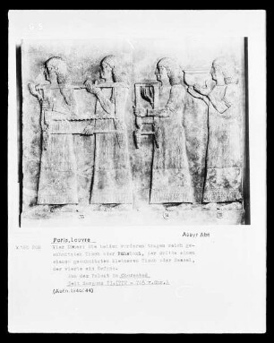 Vier Diener tragen Möbelstücke, Relief aus dem Palast von Chorsabad