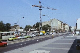 Berlin-Mitte. Friedrichstraße. Straßenbild mit Kran