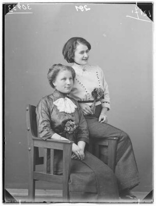 Fräulein Johanne Riedel und Freundin