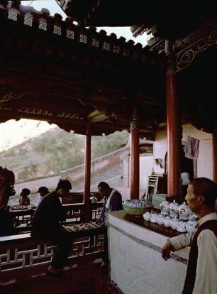 In einer Teestube am Tempelberg (China 1959)