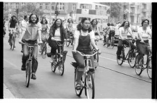 Kleinbildnegativ: Fahrradkorso, Kolonnenstraße, 1978