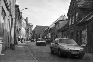 Gadebusch (Mecklenburg-Vorpommern) [Partnerstadt von Trittau]: Steinstraße: Autos, Fußgänger: hinten Stadtkirche St. Jakob und St. Dionysius