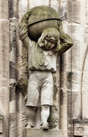 Heiligkreuz-Schule — Südflügel — Statue