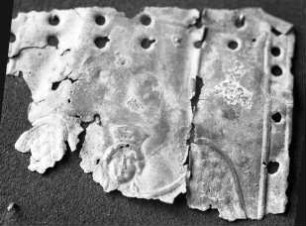 Fragment eines gepressten Blechs mit Darstellung einer geflügelten Göttin mit Polos auf dem Kopf