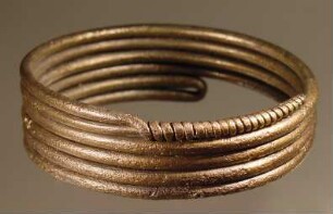Armring: sechsfach gewickelter Draht, das Ende spiralförmig um letzte Windung gelegt