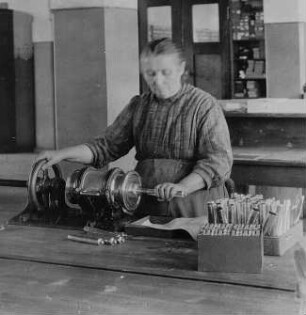 Füllen der Tuben aus einer liegenden Maschine : Technikgeschichte | Technologie | Farben- und Tintenfabrikation | Tuben-Farben | Günther Wagner