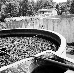 Abwasser: Klärwerk: Wöhrendamm: 2. Bauabschnitt: vorn Tropfbehälter in Betrieb: dahinter zwei Klärbecken im Bau: daran Leitern: hinten rechts Gebäude: im Hintergrund Bäume