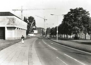 Dresden-Altstadt. Neubau Sächsischer Landtag. Terrassenufer und Baustellengelände. Ansicht von Südosten mit Funktionsgebäude der Semperoper