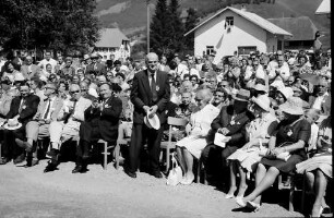 Bernau: Reihen der Ehrengäste, Prof. Schnarrenberger, stehend