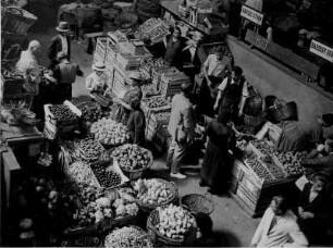 Budapest. Ungarn. Blick in die Zentrale Markthalle -Központi Vásárcsarnok - mit den Obst- und Gemüseständen. Der Verkauf ist im Gange