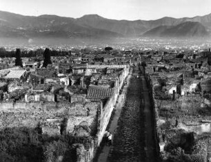 Pompeji. Straße des Merkur. Blick von der Stadtmauer durch die Merkurstraße zum Forum