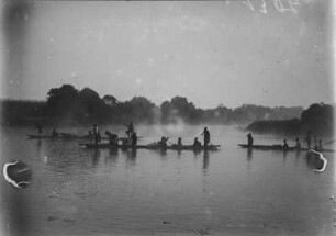 Überfahrt mit Booten : Überfahrt über den Fluss Kagera
