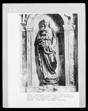 Statue der heiligen Katharina von Siena