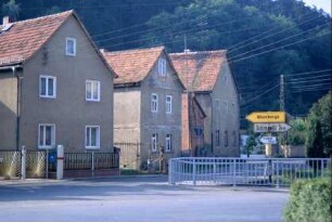 drei Hausgiebel am Ortsausgang Richtung Altenberga; Vorgärten