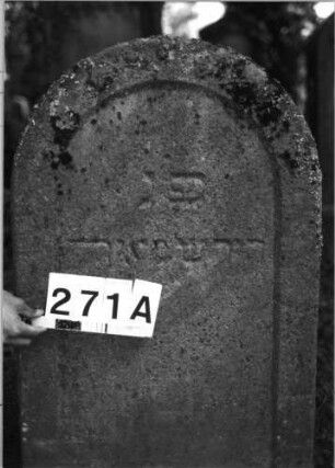 Grabstein 271 (Index: 100085122) Maße HxBxT: 100x58x12 cm Beschreibung: Stele, Rundbogenabschluß, Schriftfeld eingetieft: Grabstein 271A