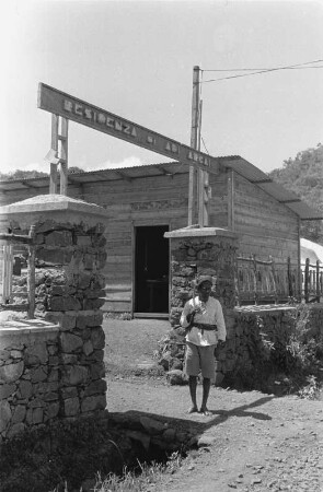 In Addi Arkay : Italienischer Kolonialsoldat vor der "Residenza di Adi Arcai" in Addi Arkay.