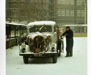 Winter auf dem Domplatz : Erfurt. Am Domplatz belädt ein Mann seinen noch fahrtüchtigen LKW-Oldtimer