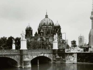 Berlin. Dom (1894-1904, J. Raschdorff). Blick über die Spree mit Schloßbrücke (1822-1824, K. F. Schinkel)