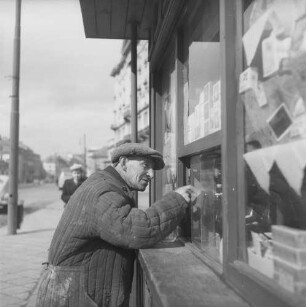 Kunde an einem Kiosk : Warschau, Mann als Kunde an einem Kiosk