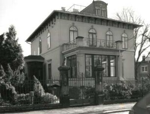 Radebeul. Wohnhaus, Dr.-Schmincke-Allee 16/Ecke Meißner Straße (um 1890). Straßenansicht mit Eingangsvorbau