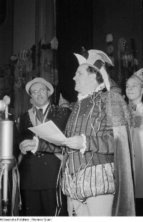 Der Karnevalsprinz Walter I. beim Vorlesen seiner Regierungserklärung nach der Übergabe des Amtes durch den Leipziger Oberbürgermeister auf einer Karnevalsveranstaltung in der Kongreßhalle