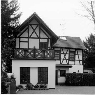 Villa und Nebengebäude; Bad Homburg, Kaiser-Friedrich-Promenade 81